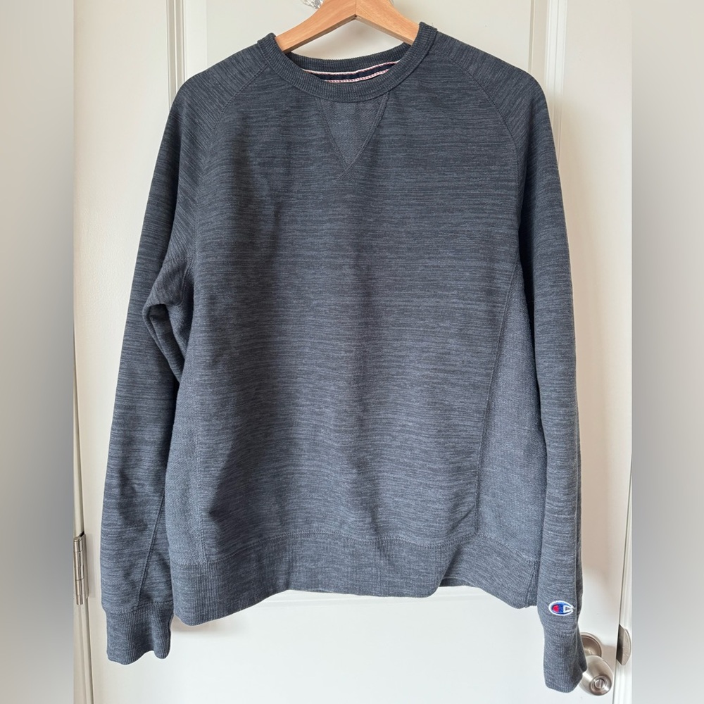 Vintage Champion Men’s sweatshirt in heathered navy blue color. Size L